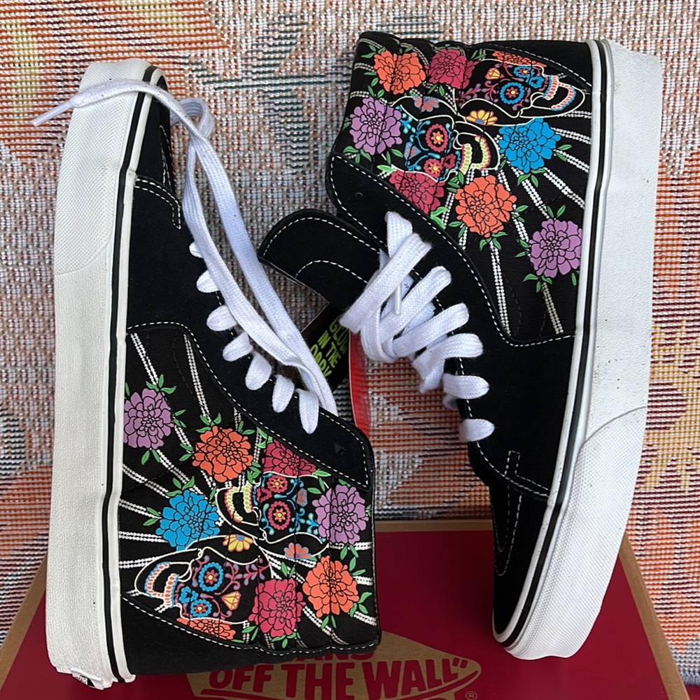 Vans Sk8-Hi
Dia De Los Muertos Black/
VNOA7Q5NBMW
WMNS sneakers - Picture 12 of 16